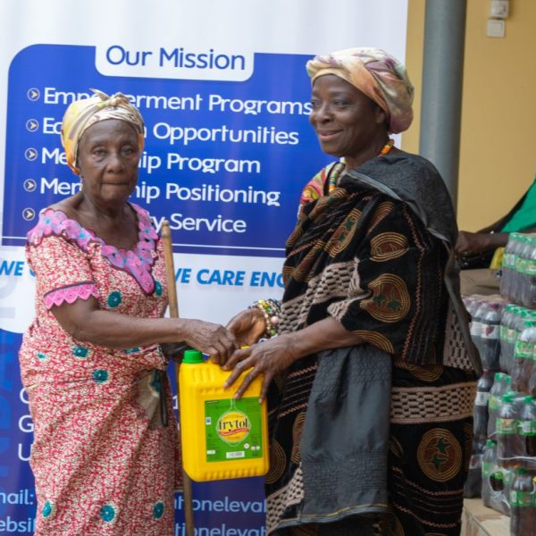 A volunteer handing over a container of cooking oil