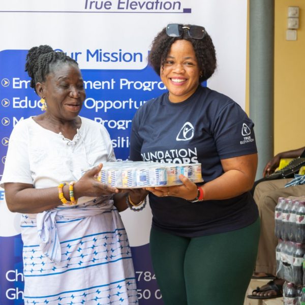 A beneficiary and a volunteer photographed together after the distribution